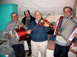 Vieru Constantin (1947) dob, Lungu Costică (1925) hegedű, Săndume Ion (1954) harmonika. Bákótól kb. 20 km-re északra lévő falujukból Lészpedre és Szabófalvára is jártak muzsikálni. A gyári dobnak csak egyik oldalán van bőr, a verők tűzifa darabok. Izvoare (Moldva), 2005. 02. 10.