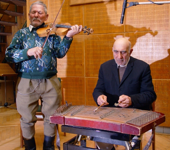 Bogdan Toader (1923, Stejaru) hegedűs és Antim Ioan (1928, Prăjoaia) cimbalomos (és kobzos) a HH-ban megrendezett első hegedű, koboz és cimbalom mesterkurzuson. Budapest, 2006. 02. 22.