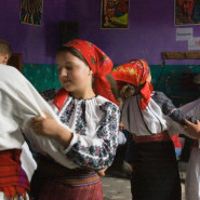 Táncoló fiatalok - Külsőrekecsin (Moldva)
